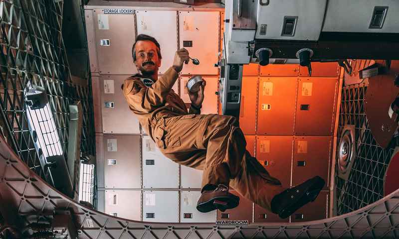 Un astronauta della NASA che prepara del caffè nello spazio.