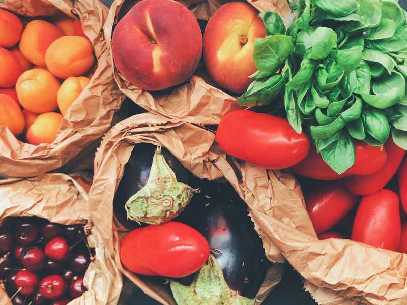 Frutta e verdura all'interno di sacchetti di carta