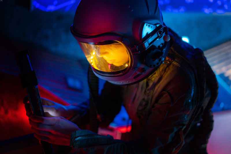 Astronauta che lavora con un terminale nello spazio.