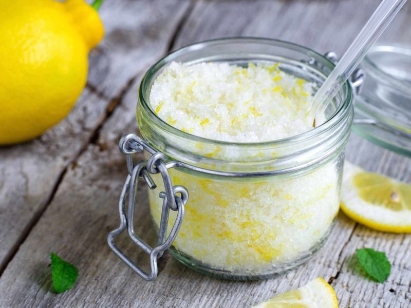 Un vasetto contenente sale aromatizzato con bucce di limone