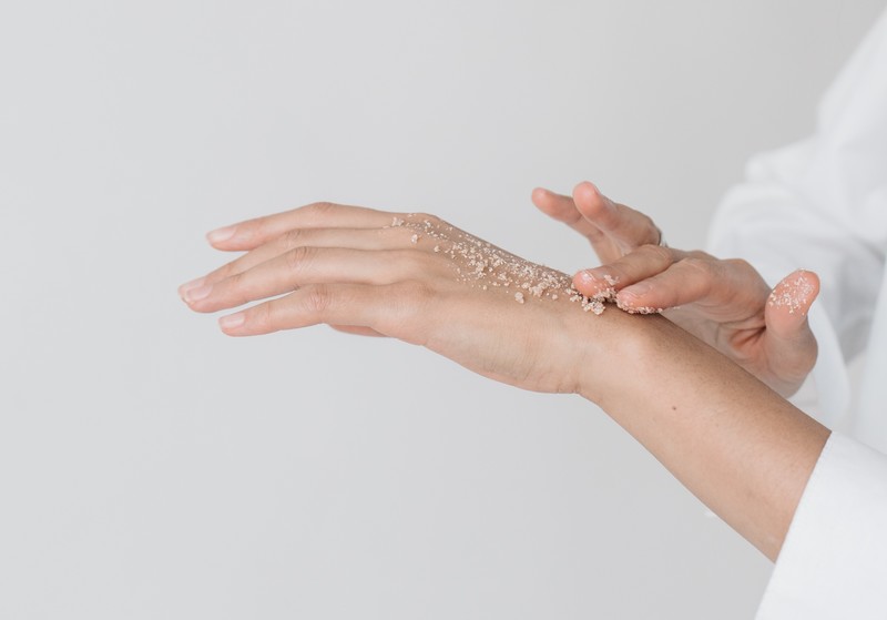 Applicazione di un trattamento di bellezza antispreco sul dorso della mano