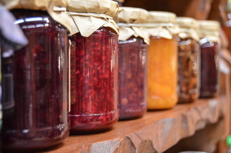 Vasetti di marmellata realizzata con avanzi di frutta